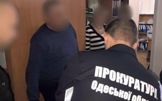 42 тысячи за перегруз: в Одессе сотрудник Укртрансбезпеки брал деньги с перевозчиков (фото) «фото»