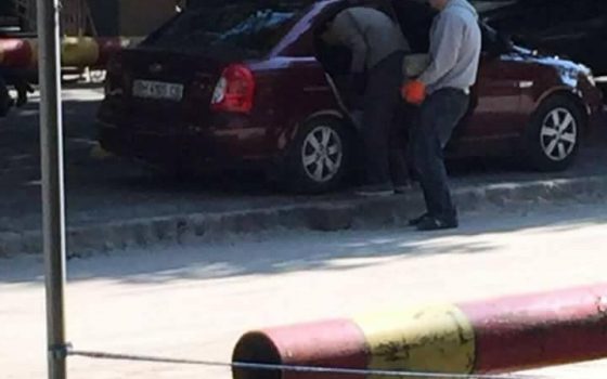 Двое мужчин средь бела дня пытались воровать старинную брусчатку с мостовой в центре Одессы (фото) usionline.com Двое мужчин средь бела дня пытались воровать старинную брусчатку с мостовой в центре Одессы (фото) «фото»