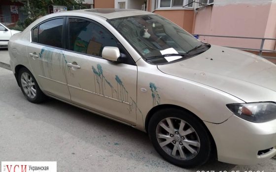 В Одессе машину автохама облили зеленкой (фотофакт) «фото»