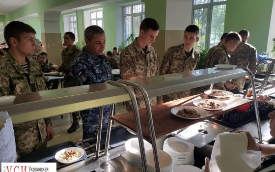 Курсант Одесской мореходки пожаловался на еду – столовую проверил командующий ВМС (фото) usionline.com Курсант Одесской мореходки пожаловался на еду – столовую проверил командующий ВМС (фото) «фото»