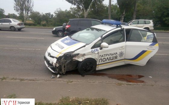 Лобовое столкновение: в Одессе патрульная машина устроила аварию (фото) usionline.com Лобовое столкновение: в Одессе патрульная машина устроила аварию (фото) «фото»
