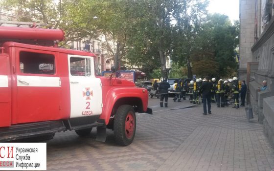 Без паники: пожарные съехались к филармонии из-за учений (фото) usionline.com Без паники: пожарные съехались к филармонии из-за учений (фото) «фото»