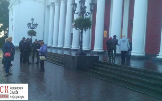 Подготовка к сессии: в Одесский горсовет заводят пенсионеров и “титушек” (фото) usionline.com Подготовка к сессии: в Одесский горсовет заводят пенсионеров и “титушек” (фото) «фото»