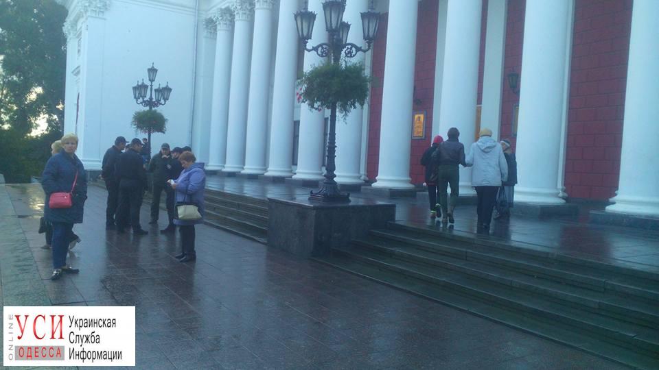 Подготовка к сессии: в Одесский горсовет заводят пенсионеров и “титушек” (фото) «фото»