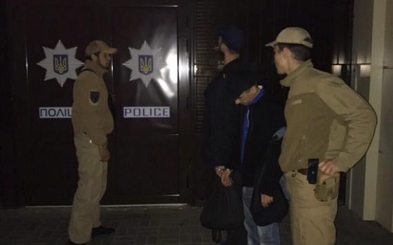 В Черноморске общественный патруль задержал грабителей, вырывавших сумки (фото) usionline.com В Черноморске общественный патруль задержал грабителей, вырывавших сумки (фото) «фото»