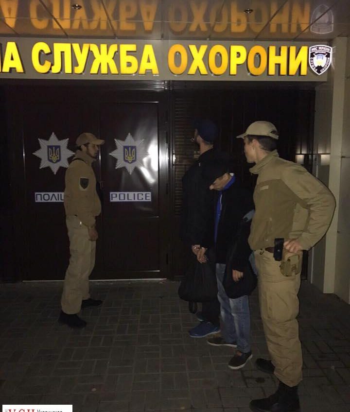 В Черноморске общественный патруль задержал грабителей, вырывавших сумки (фото) «фото»