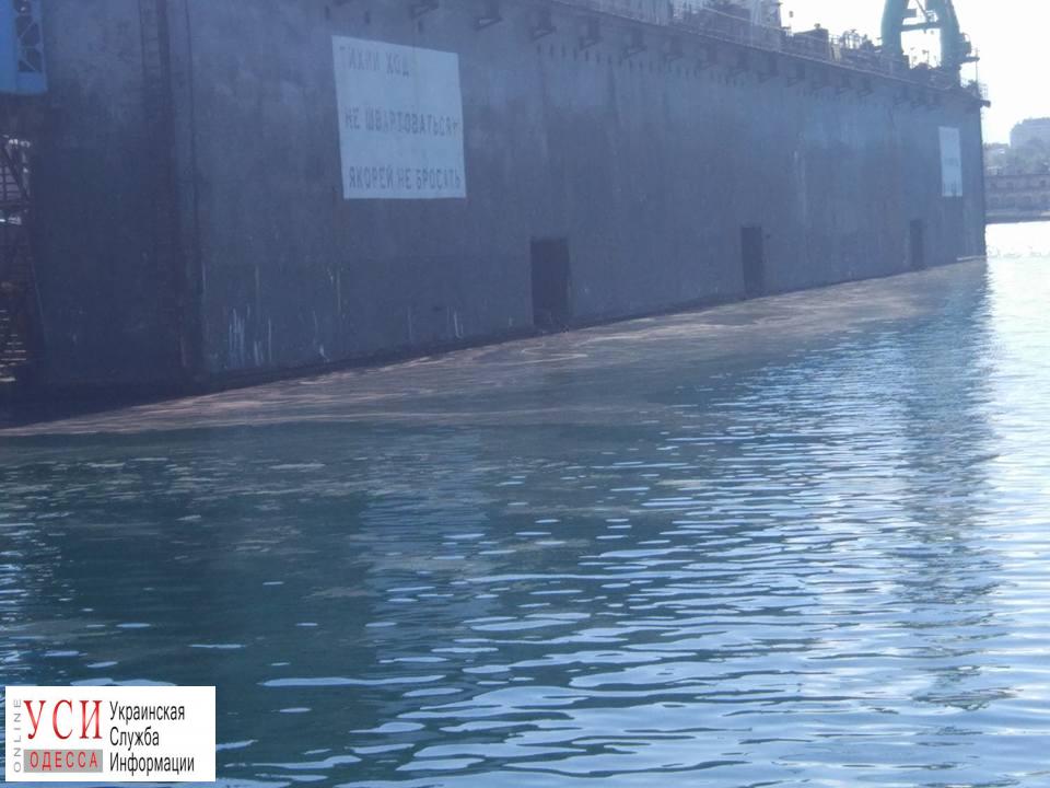 В Одесском порту допустили попадание краски в Черное море (фото, видео) «фото»
