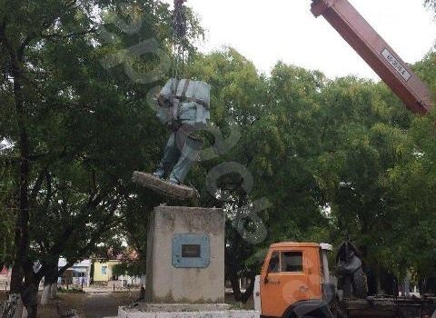 Недавно обновленный памятник Ленину в Одесской области все-таки демонтировали (фото) «фото»