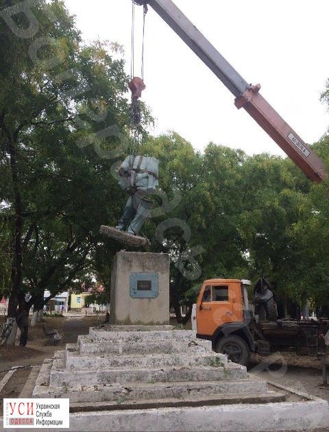 Недавно обновленный памятник Ленину в Одесской области все-таки демонтировали (фото) «фото»