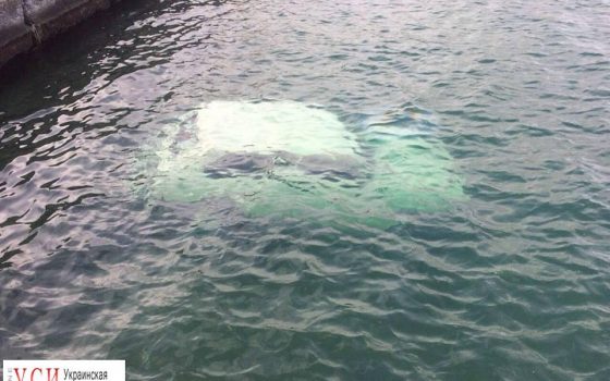 На одесском пляже нашли затонувшее авто с трупом внутри (фото) «фото»