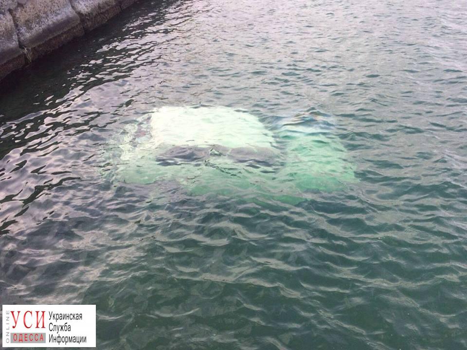 На одесском пляже нашли затонувшее авто с трупом внутри (фото) «фото»