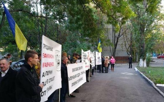 Митинг против “купленных” Альпериным судей провели под судом, не рассматривающим дела против него (фото) usionline.com Митинг против “купленных” Альпериным судей провели под судом, не рассматривающим дела против него (фото) «фото»