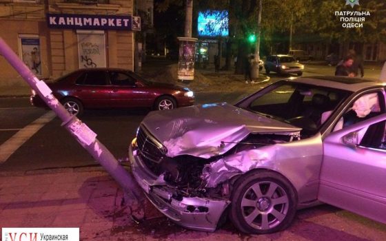 В центре Одессы ночью произошла авария: водитель проехал на “красный” (фото) usionline.com В центре Одессы ночью произошла авария: водитель проехал на “красный” (фото) «фото»