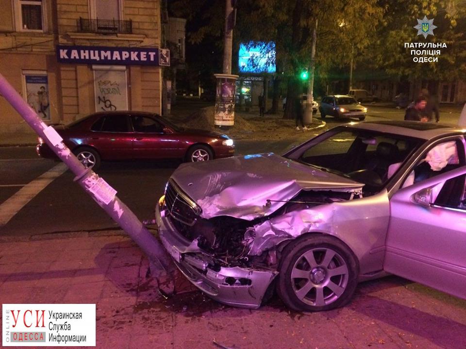 В центре Одессы ночью произошла авария: водитель проехал на “красный” (фото) «фото»