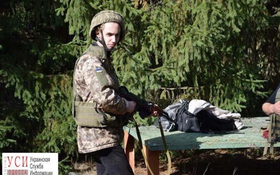 Одесская мехбригада провела “реконструкцию АТО”: жителям Волновахи раздали оружие и предложили освободить здание (фото) «фото»