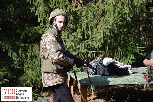 Одесская мехбригада провела “реконструкцию АТО”: жителям Волновахи раздали оружие и предложили освободить здание (фото) «фото»