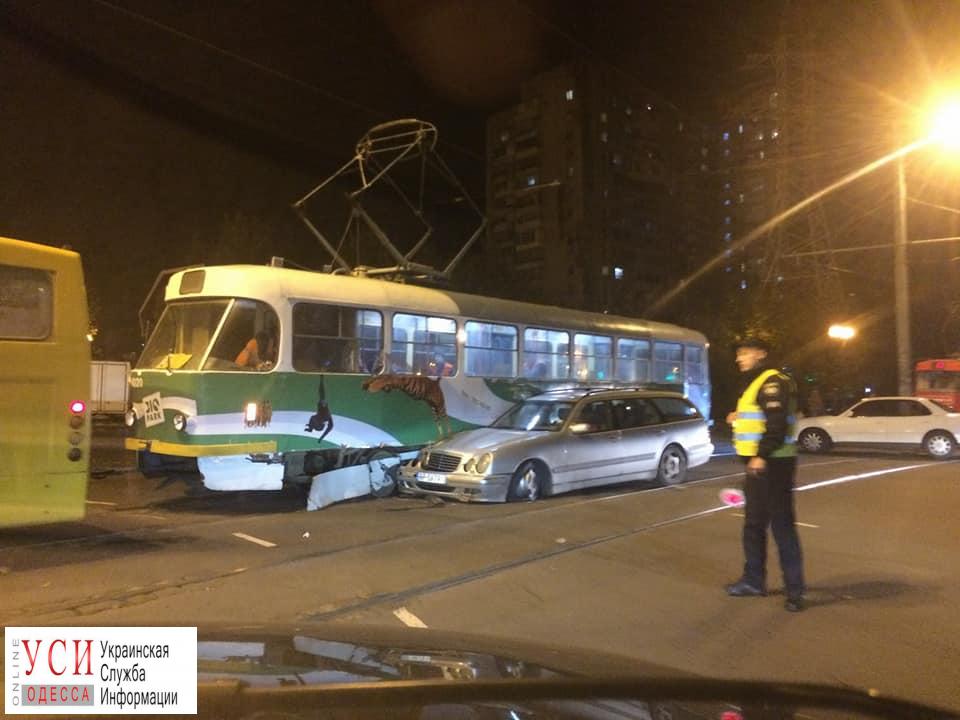 На Таирова легковушка врезалась в трамвай (фото) «фото»