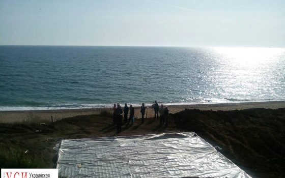 “Муниципалы” остановили стройку дома на склоне возле пляжа в Черноморке (фото) «фото»