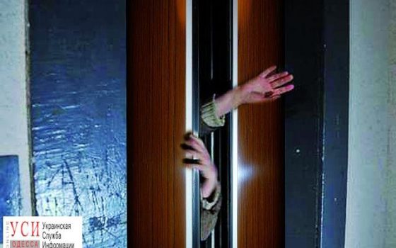 На Таирова женщина застряла в горящем лифте: ее увезли на “скорой” «фото»