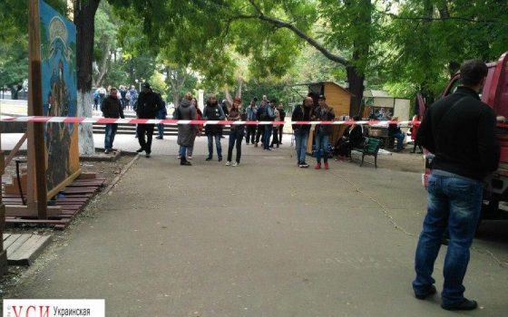 Одесситы против коммунальщиков: в Старобазарном сквере демонтируют веревочный парк (фоторепортаж) ОБНОВЛЕНО usionline.com Одесситы против коммунальщиков: в Старобазарном сквере демонтируют веревочный парк (фоторепортаж) ОБНОВЛЕНО «фото»