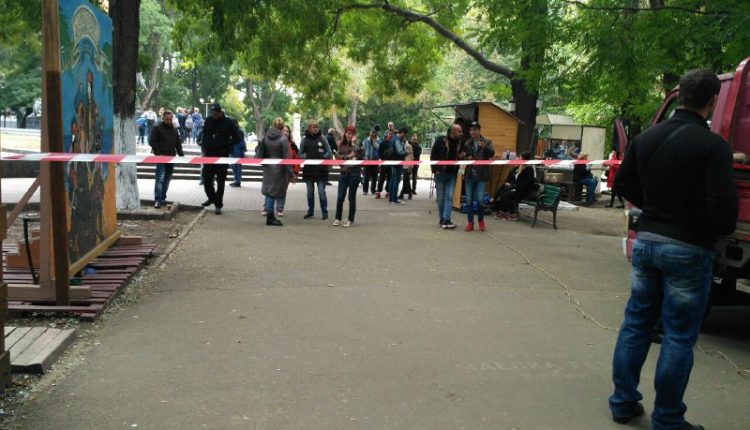 Одесситы против коммунальщиков: в Старобазарном сквере демонтируют веревочный парк