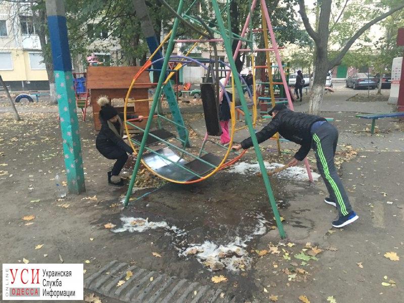 В Одессе на детской площадке погиб ребенок от удара качелями (фото) «фото»