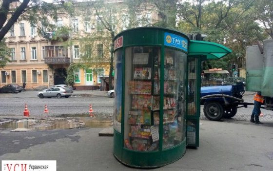 Ларек, под которым прорвало трубопровод, снесли: вода продолжает заливать улицу (фото) «фото»
