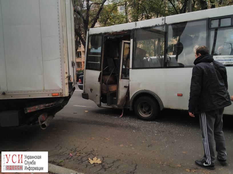 На проспекте Шевченко грузовик врезался в маршрутку (фото) «фото»