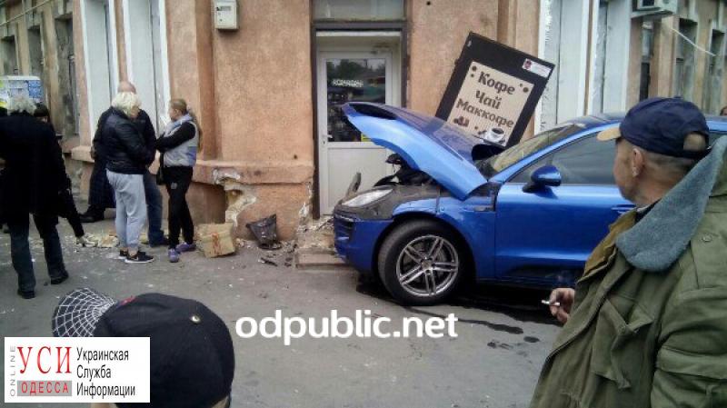 Одесса: “автоледи” врезалась в здание и попыталась сбежать (фото) «фото»