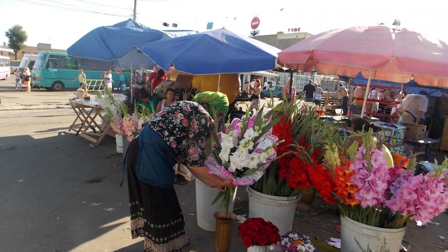 Полицейские рейды на стихийном рынке возле Новощепного ряда: торговцы обещают продолжать “внаглую стоять” (видео) «фото»