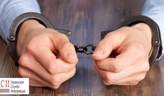 На одесском рынке парень пытался “сбросить” наркотики, увидев полицию (фото) «фото»