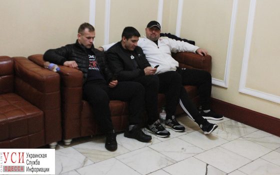 На сессию горсовета вновь пришли “титушки” (фотофакт) usionline.com На сессию горсовета вновь пришли “титушки” (фотофакт) «фото»
