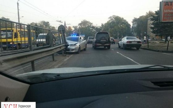 В Одессе автомобиль врезался в отбойник на Среднефонтанской (фото) usionline.com В Одессе автомобиль врезался в отбойник на Среднефонтанской (фото) «фото»