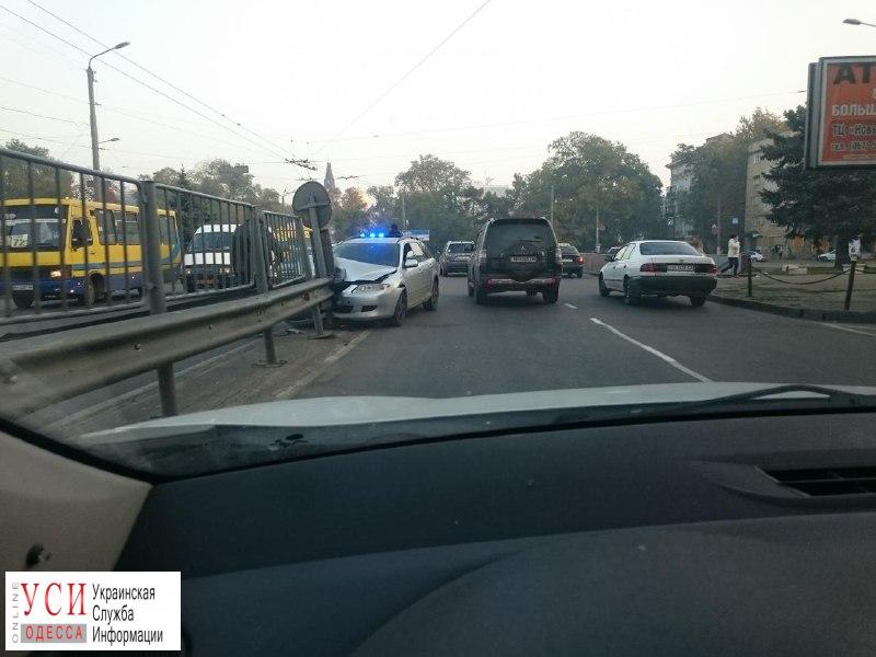 В Одессе автомобиль врезался в отбойник на Среднефонтанской (фото) «фото»