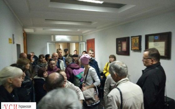 В Черноморске обманутые инвесторы недостроя попытались попасть на прием к мэру (фото) «фото»