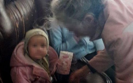 Полицейские нашли на вокзале бабушку с детьми, которые две недели жили в зале ожидания (фото) usionline.com Полицейские нашли на вокзале бабушку с детьми, которые две недели жили в зале ожидания (фото) «фото»