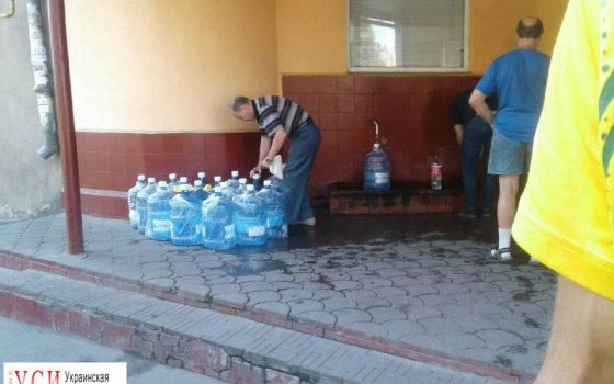 Переполох в соцсетях: одесситы обсуждают мужчину, который набирал воду в бювете в бутыли “Аляски” usionline.com Переполох в соцсетях: одесситы обсуждают мужчину, который набирал воду в бювете в бутыли “Аляски” «фото»