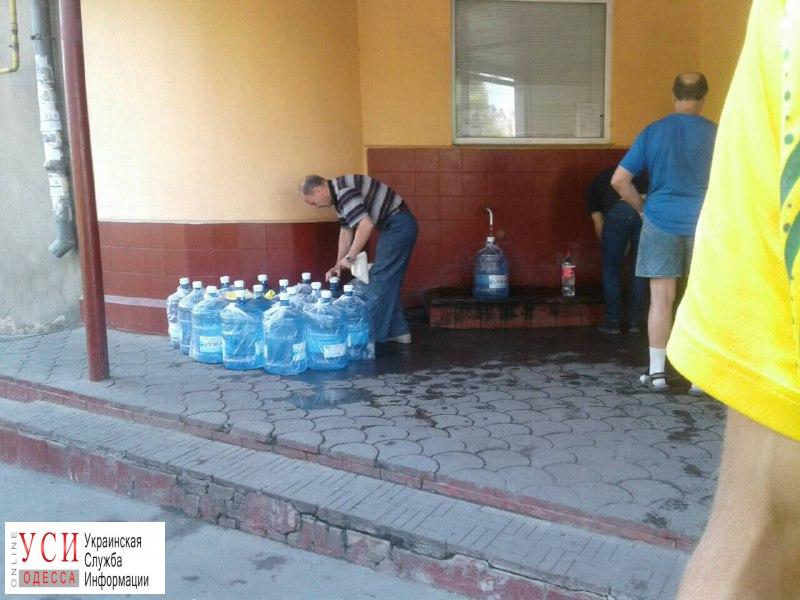 Переполох в соцсетях: одесситы обсуждают мужчину, который набирал воду в бювете в бутыли “Аляски” «фото»