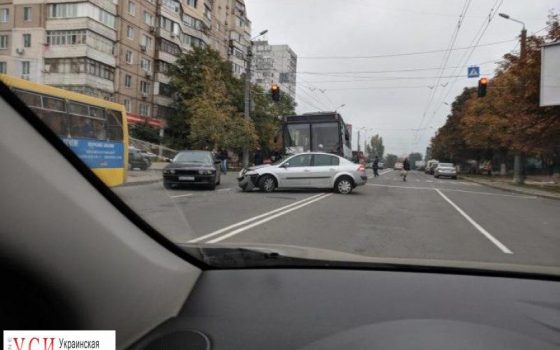 На Таирова троллейбус протаранил иномарку (фото) «фото»