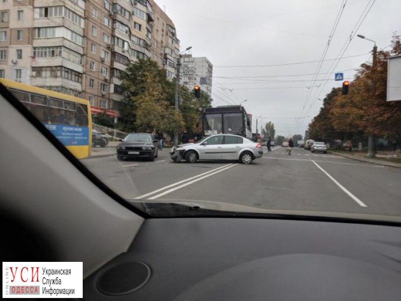 На Таирова троллейбус протаранил иномарку (фото) «фото»