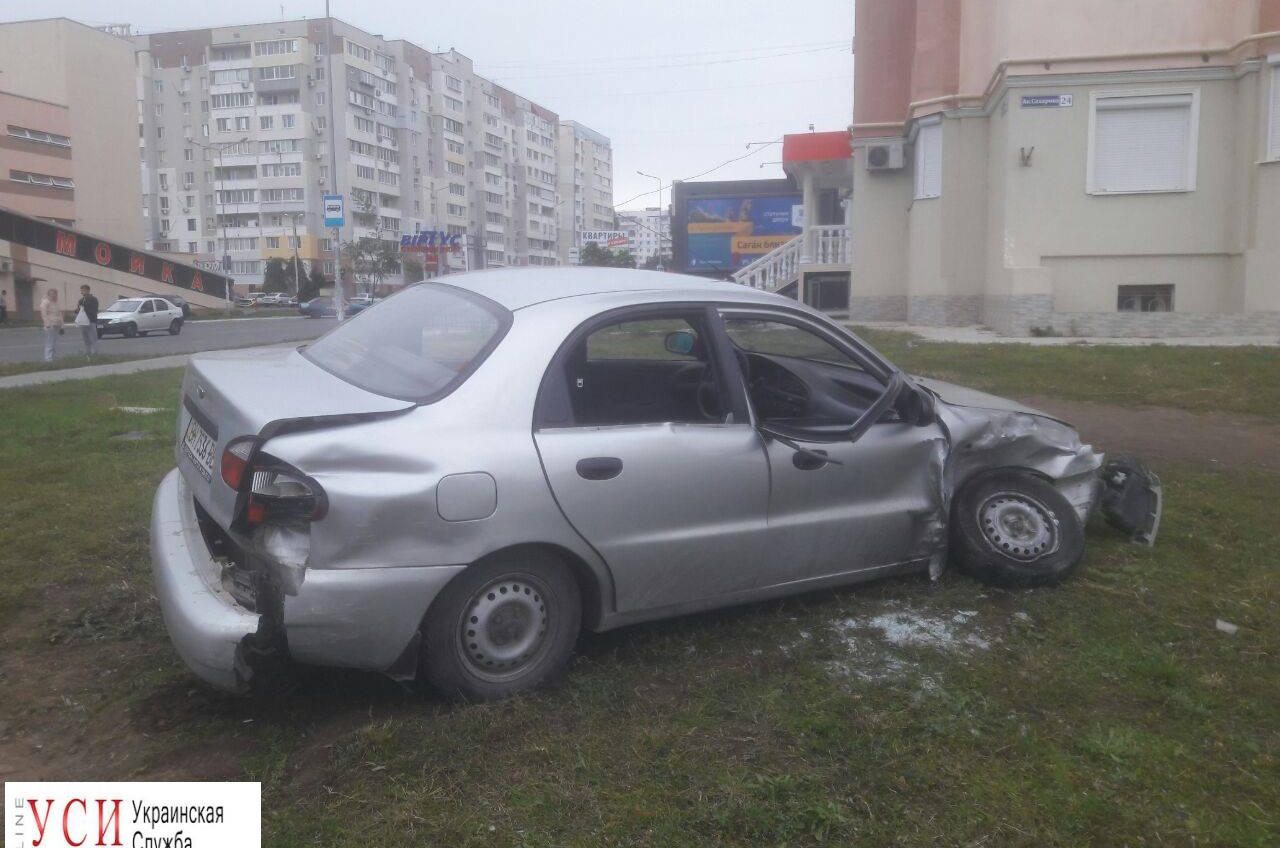 ДТП на Сахарова: автомобиль вылетел на зеленую зону, а водитель попал в больницу (фото) «фото»
