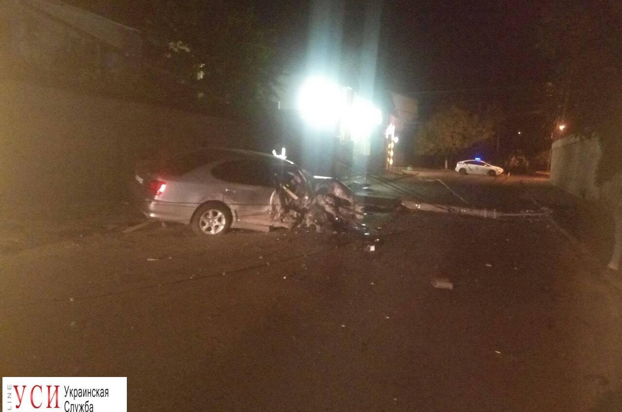 Водитель “Lexus” разбил машину о столб в Одессе (фото) «фото»