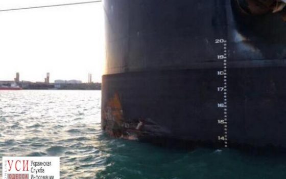 Огромный балкер протаранил порт “Южный”: есть повреждения (фото) «фото»