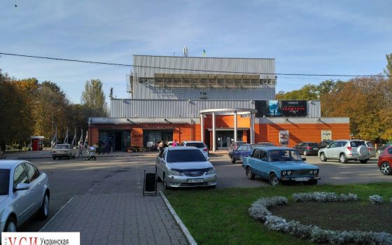 Неизвестные в камуфляже потребовали снять с кинотеатра “Москва” вывеску, грозя поджогами (фото) «фото»