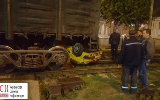 Одесса: в порту грузовой поезд переехал легковушку (фото) «фото»