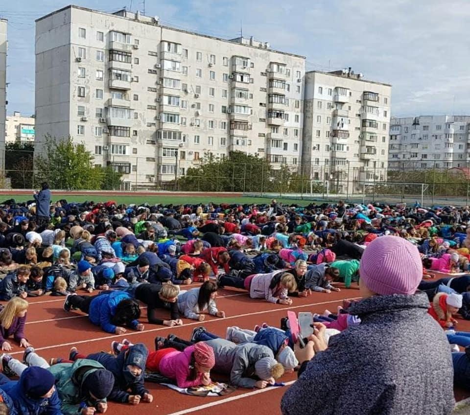 Черноморск забрал национальный рекорд по “планке” у Одессы: согнали школьников (фото, видео) «фото»