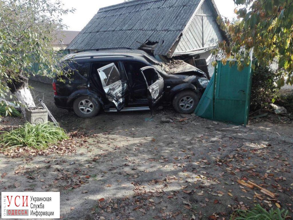 В Одесской области внедорожник протаранил жилой дом: двое пострадавших (фото) «фото»