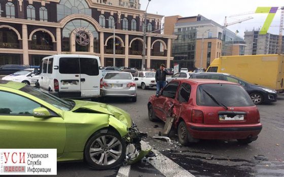 В Одессе элитный спорткар влетел в парковку: пострадали 2 человека и 5 машин (фото) «фото»