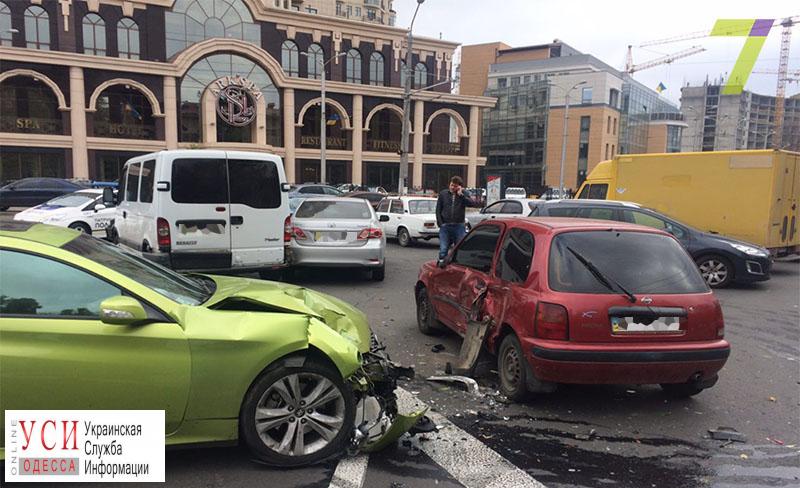 В Одессе элитный спорткар влетел в парковку: пострадали 2 человека и 5 машин (фото) «фото»