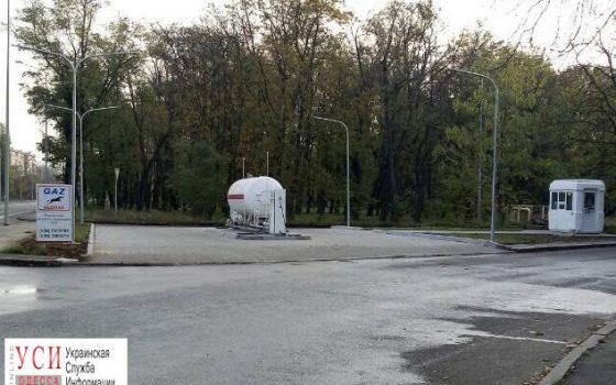 Незаконную газовую заправку установили прямо на въезде в аэропорт “Одесса” (фото) «фото»